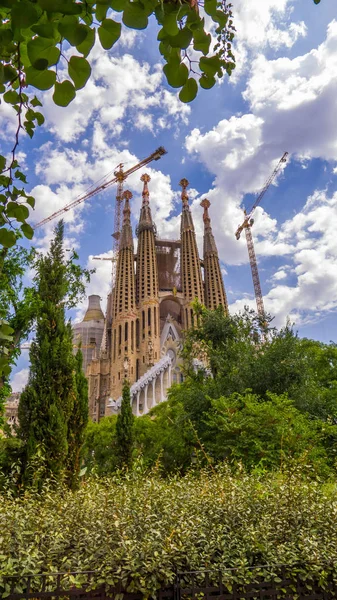 Barcelona - güzel bulutlar Park ve şantiyeler katedral kapanış olmadan fotoğraf konumlar tapınakta Sagrada Familia Gaudi