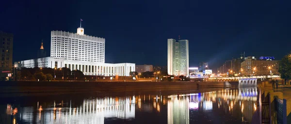 Moskova Nehri panoramik manzarasını Moskova-yüksek çözünürlük ve yüksek kaliteli fotoğraf gece hükümet binasında, Rusya Federasyonu