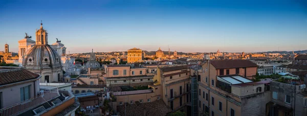 Binanın tepesinden Roma mimari tarihi güzel panoramik manzarasına: Forum, Katolik kilise, Vatikan, Pantheon ve diğer konumlar sabah güneşin
