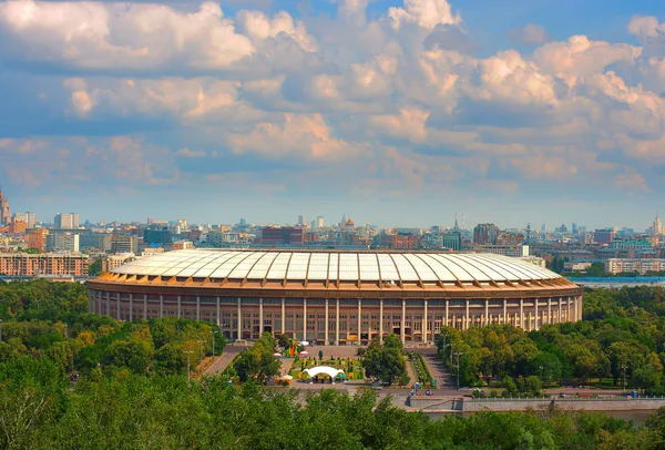 HDR fotoğraf: manzarası görünümünü Luzhniki Stadı manzaraları ve güzel bulutlar - 2018 Dünya Kupası final Moskova'da yeri