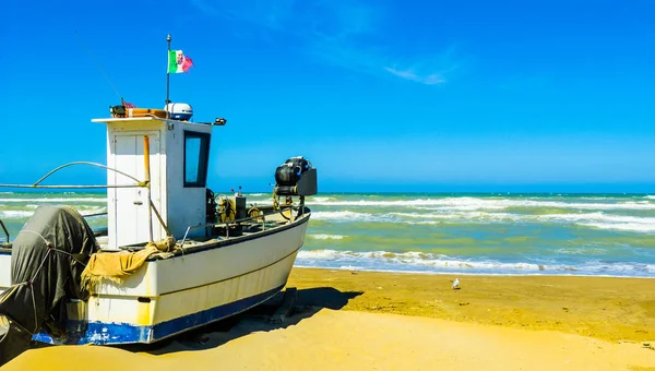 Pescara, Abruzzo bölgesi, İtalya etkileyici fotoğraf tatilcilerin olmadan fırtınalı deniz kıyısında eski bir balıkçı teknesi