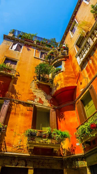 Μπαλκόνια Όμορφα Φυτά Και Φωτεινά Χρώματα Παλαιό Οικιστικό Πορτοκαλί Σπίτι — Φωτογραφία Αρχείου