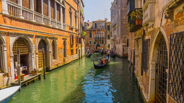 Gondol turistler, kanal ve Venedik tarihi İlçesi yaz fotoğraf geleneksel mimarisinde eski evleri