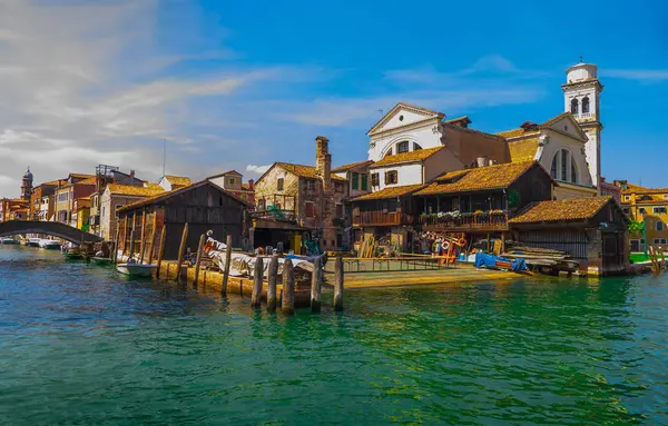 Venedik tarihi ilçe turistler olmadan: eski evleri ve kiliseleri Veneto bölge, Turkuaz su geleneksel mimarisinde Kanal Görünümü ve deniz araçları, yaz fotoğraf güzel gökyüzü ile