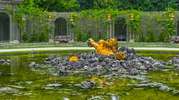 Versailles Bassin de l'Est Encelade Çeşme altın heykel