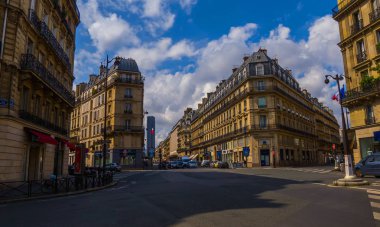 Paris sokaklarında turistler güzel mimarisi ve bulutlu gökyüzü (Saint-Germain, 6 bölge olmadan kavşak)