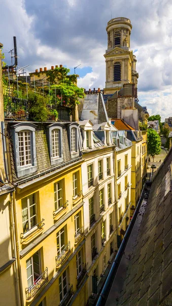 Eski Paris, Ortaçağ kule kilise Saint-Sulpice (Saint-Germain, 6 bölge mimarisinde binanın çatı güzel manzara)
