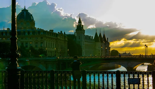 Köprünün diğer tarafında river Seine - mimari ve tarihi binaların ifade bulutlu gökyüzü günbatımı güzel manzaraya Paris