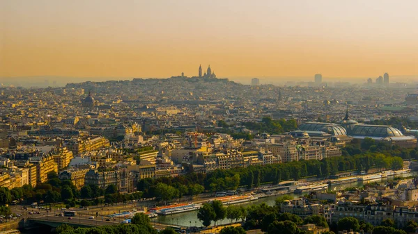 Montmartre Tepesi, sacr Coeur Bazilikası, güzel görünümü Paris Eiffel ile merkezi bölgelerinden sabah renklerde kule.