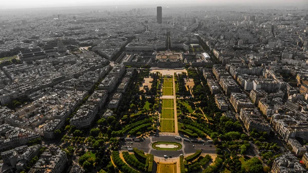 Görünümü Paris Eiffel Tower gri-yeşil tonlarda kentsel tarzı Merkez ilçeleri ve Mars'ın alanı