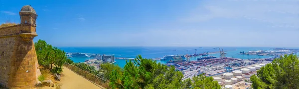 Güzel panoramik deniz, liman, Montjuic dağ Barselona (şehir sanayi bölgesi Güney-Batı parçası Panoraması üzerindeki Kulesi)