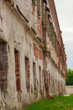 Sibirya'da Tobolsk (Rusya) eski hapiste, terk edilmiş bir düzeltilmemiş binada hapis: kırmızı tuğla dokusu üzerinde beyaz bir duvar, barlar (dikey fotoğraf içinde pencere eşiği)