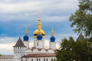 Eski Rus geleneksel mimarisinin güzel bir taş olarak Tobolskiy Kremlin, Ortodoks kilise katedral, altın kubbesi Gostiny Dvor kuleleri (Rusya, Sibirya görüntülemek)