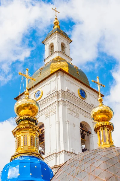 Yüksek çan kulesi ve altın ve mavi kilise kubbe ve öğeleri - eski Rus geleneksel taş mimarisi (Tobolsk Kremlin, Rusya, Sibirya)