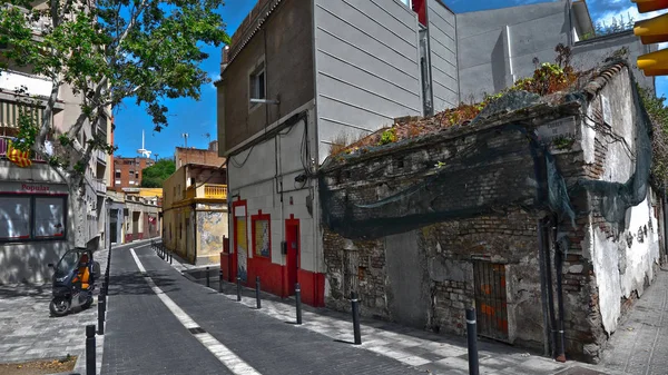 Barcelona tarihi sokaklarında eski evleri ve Ortaçağ ve modern binalar mimarisi ile Calle Mare de Deu del liman güzel manzarası