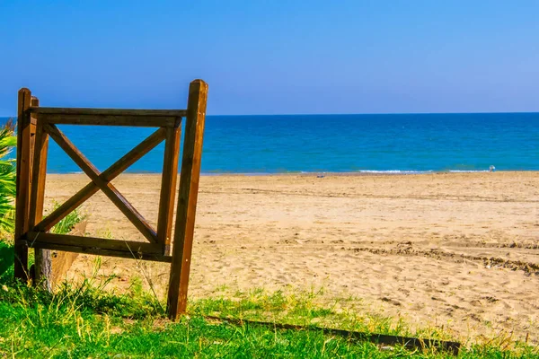 Deniz kıyısında güzel manzaralı Beach altın kum, ahşap kapı, açık mavi gökyüzü, Pescara, İtalya