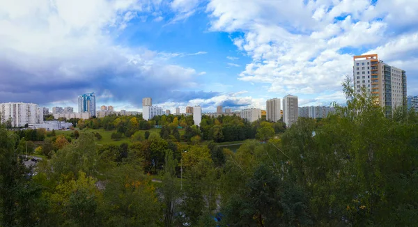 Mavi gökyüzü, Sovyet evler, yüksek çözünürlüklü, erken sonbahar şehirde büyük park panoramik manzaralı güzel bulutlar ile Panorama konut disctrict Moskova