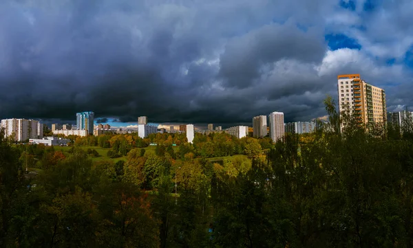 Sonbahar ile karanlık güzel yağmurlu bulutlar mavi gökyüzü, Sovyet binalar, yüksek çözünürlüklü şehirde büyük park panoramik manzaralı Panorama konut disctrict Moskova