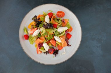 Salata, somon, çilek, yeşiller, peynir, süzme peynir, balık, sağlıklı yaşam tarzı