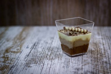 Yumuşak yaz tatlısı. Üç çikolata.