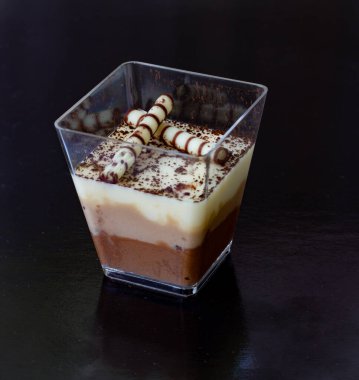 Yumuşak yaz tatlısı. Üç çikolata.