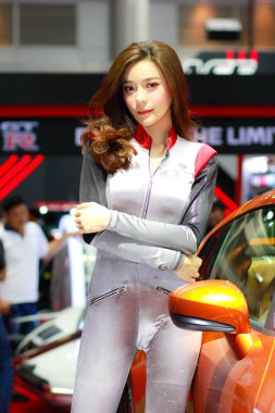 Bangkok, Tayland - 08 Temmuz 2018: Kimliği belirsiz kadın sunucu poz Bangkok Uluslararası Auto Salon üzerinde 08 Temmuz 2018 Bangkok, Tayland.