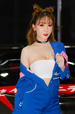 Bangkok, Tayland - 08 Temmuz 2018: Kimliği belirsiz kadın sunucu poz Bangkok Uluslararası Auto Salon üzerinde 08 Temmuz 2018 Bangkok, Tayland.