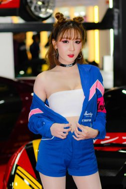 Bangkok, Tayland - 08 Temmuz 2018: Kimliği belirsiz kadın sunucu poz Bangkok Uluslararası Auto Salon üzerinde 08 Temmuz 2018 Bangkok, Tayland.