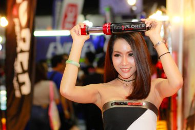 Bangkok, Tayland - 08 Temmuz 2018: Kimliği belirsiz kadın sunucu poz Bangkok Uluslararası Auto Salon üzerinde 08 Temmuz 2018 Bangkok, Tayland.