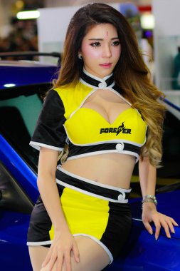 Bangkok, Tayland - 08 Temmuz 2018: Kimliği belirsiz kadın sunucu poz Bangkok Uluslararası Auto Salon üzerinde 08 Temmuz 2018 Bangkok, Tayland.