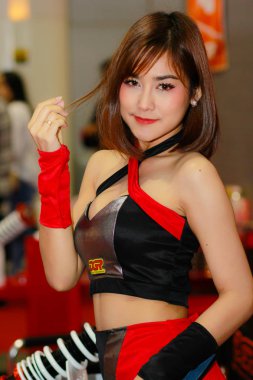 Bangkok, Tayland - 08 Temmuz 2018: Kimliği belirsiz kadın sunucu poz Bangkok Uluslararası Auto Salon üzerinde 08 Temmuz 2018 Bangkok, Tayland.