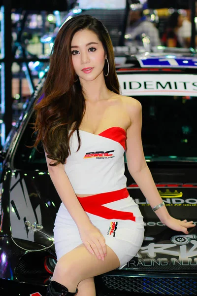 2018年7月08日 在曼谷国际汽车沙龙在泰国曼谷的身份不明的女主持人在2018年7月08日 图库照片