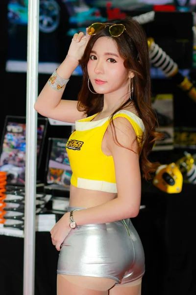 Bangkok Thailand Juli 2018 Oidentifierade Kvinnliga Programledare Pose Bangkok International Stockbild