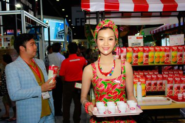 Bangkok, Tayland - 02 Haziran 2018: Kimliği belirsiz kadın sunucu poz Thaifex - Bangkok, Tayland Gıda Asya 2018 02 Haziran 2018 Dünya.