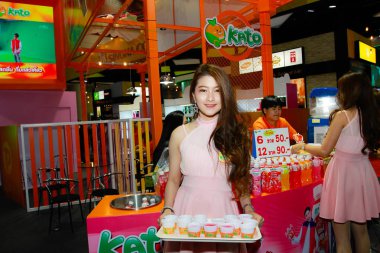 Bangkok, Tayland - 02 Haziran 2018: Kimliği belirsiz kadın sunucu poz Thaifex - Bangkok, Tayland Gıda Asya 2018 02 Haziran 2018 Dünya.