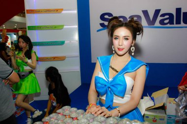Bangkok, Tayland - 02 Haziran 2018: Kimliği belirsiz kadın sunucu poz Thaifex - Bangkok, Tayland Gıda Asya 2018 02 Haziran 2018 Dünya.