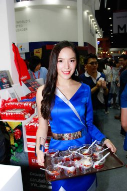 Bangkok, Tayland - 02 Haziran 2018: Kimliği belirsiz kadın sunucu poz Thaifex - Bangkok, Tayland Gıda Asya 2018 02 Haziran 2018 Dünya.