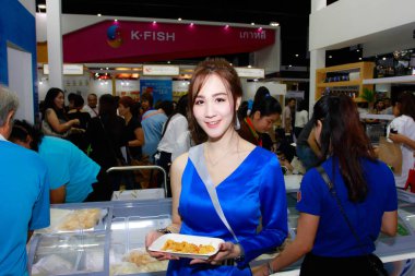 Bangkok, Tayland - 02 Haziran 2018: Kimliği belirsiz kadın sunucu poz Thaifex - Bangkok, Tayland Gıda Asya 2018 02 Haziran 2018 Dünya.