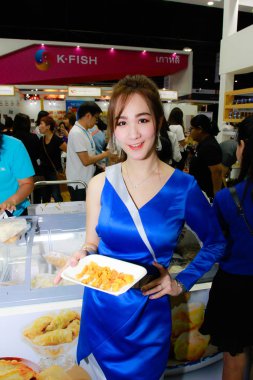 Bangkok, Tayland - 02 Haziran 2018: Kimliği belirsiz kadın sunucu poz Thaifex - Bangkok, Tayland Gıda Asya 2018 02 Haziran 2018 Dünya.