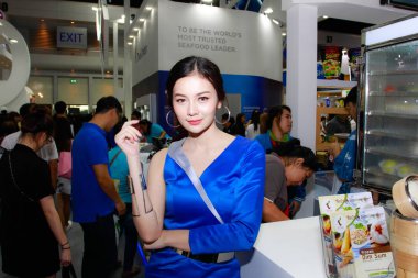 Bangkok, Tayland - 02 Haziran 2018: Kimliği belirsiz kadın sunucu poz Thaifex - Bangkok, Tayland Gıda Asya 2018 02 Haziran 2018 Dünya.