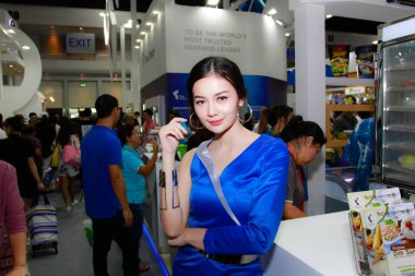 Bangkok, Tayland - 02 Haziran 2018: Kimliği belirsiz kadın sunucu poz Thaifex - Bangkok, Tayland Gıda Asya 2018 02 Haziran 2018 Dünya.