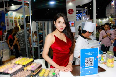Bangkok, Tayland - 02 Haziran 2018: Kimliği belirsiz kadın sunucu poz Thaifex - Bangkok, Tayland Gıda Asya 2018 02 Haziran 2018 Dünya.