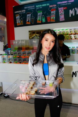 Bangkok, Tayland - 02 Haziran 2018: Kimliği belirsiz kadın sunucu poz Thaifex - Bangkok, Tayland Gıda Asya 2018 02 Haziran 2018 Dünya.