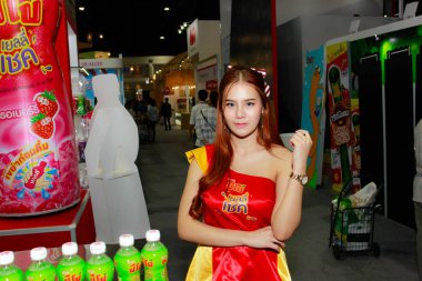 Bangkok, Tayland - 02 Haziran 2018: Kimliği belirsiz kadın sunucu poz Thaifex - Bangkok, Tayland Gıda Asya 2018 02 Haziran 2018 Dünya.