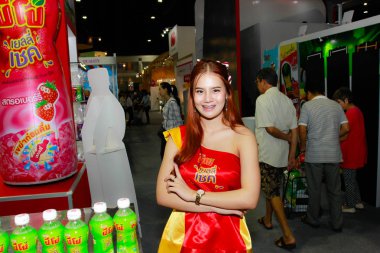 Bangkok, Tayland - 02 Haziran 2018: Kimliği belirsiz kadın sunucu poz Thaifex - Bangkok, Tayland Gıda Asya 2018 02 Haziran 2018 Dünya.