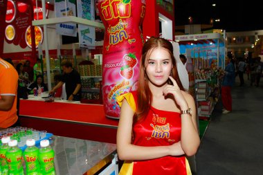 Bangkok, Tayland - 02 Haziran 2018: Kimliği belirsiz kadın sunucu poz Thaifex - Bangkok, Tayland Gıda Asya 2018 02 Haziran 2018 Dünya.