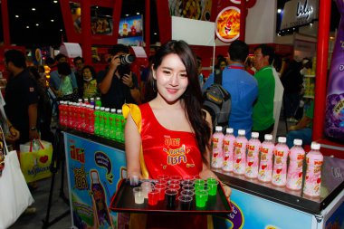 Bangkok, Tayland - 02 Haziran 2018: Kimliği belirsiz kadın sunucu poz Thaifex - Bangkok, Tayland Gıda Asya 2018 02 Haziran 2018 Dünya.