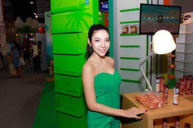 Bangkok, Tayland - 02 Haziran 2018: Kimliği belirsiz kadın sunucu poz Thaifex - Bangkok, Tayland Gıda Asya 2018 02 Haziran 2018 Dünya.