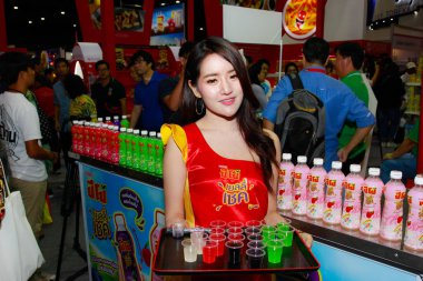 Bangkok, Tayland - 02 Haziran 2018: Kimliği belirsiz kadın sunucu poz Thaifex - Bangkok, Tayland Gıda Asya 2018 02 Haziran 2018 Dünya.
