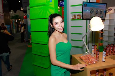 Bangkok, Tayland - 02 Haziran 2018: Kimliği belirsiz kadın sunucu poz Thaifex - Bangkok, Tayland Gıda Asya 2018 02 Haziran 2018 Dünya.